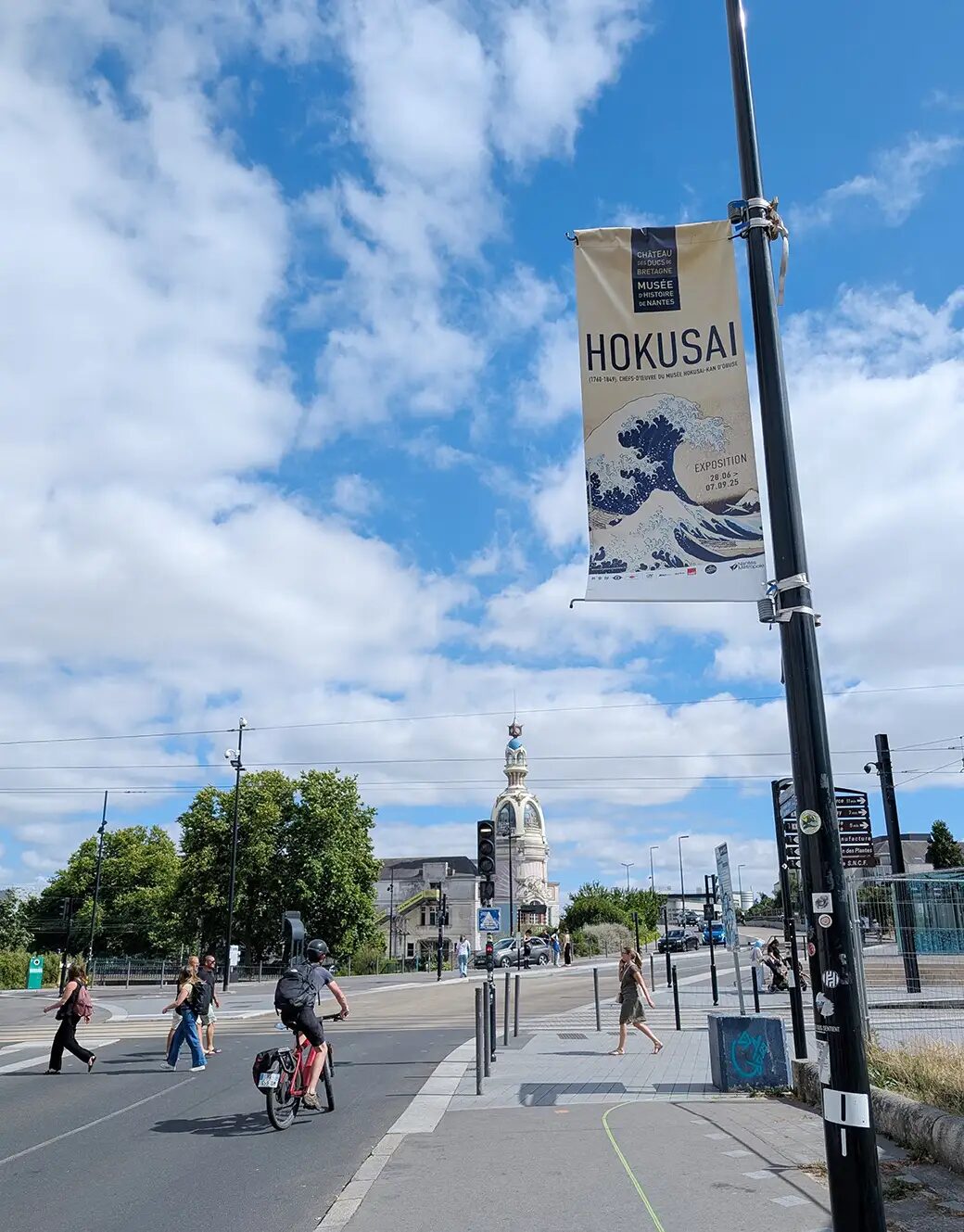 ナント市内に掲げられた「EXPOSITION HOKUSAI」のバナー