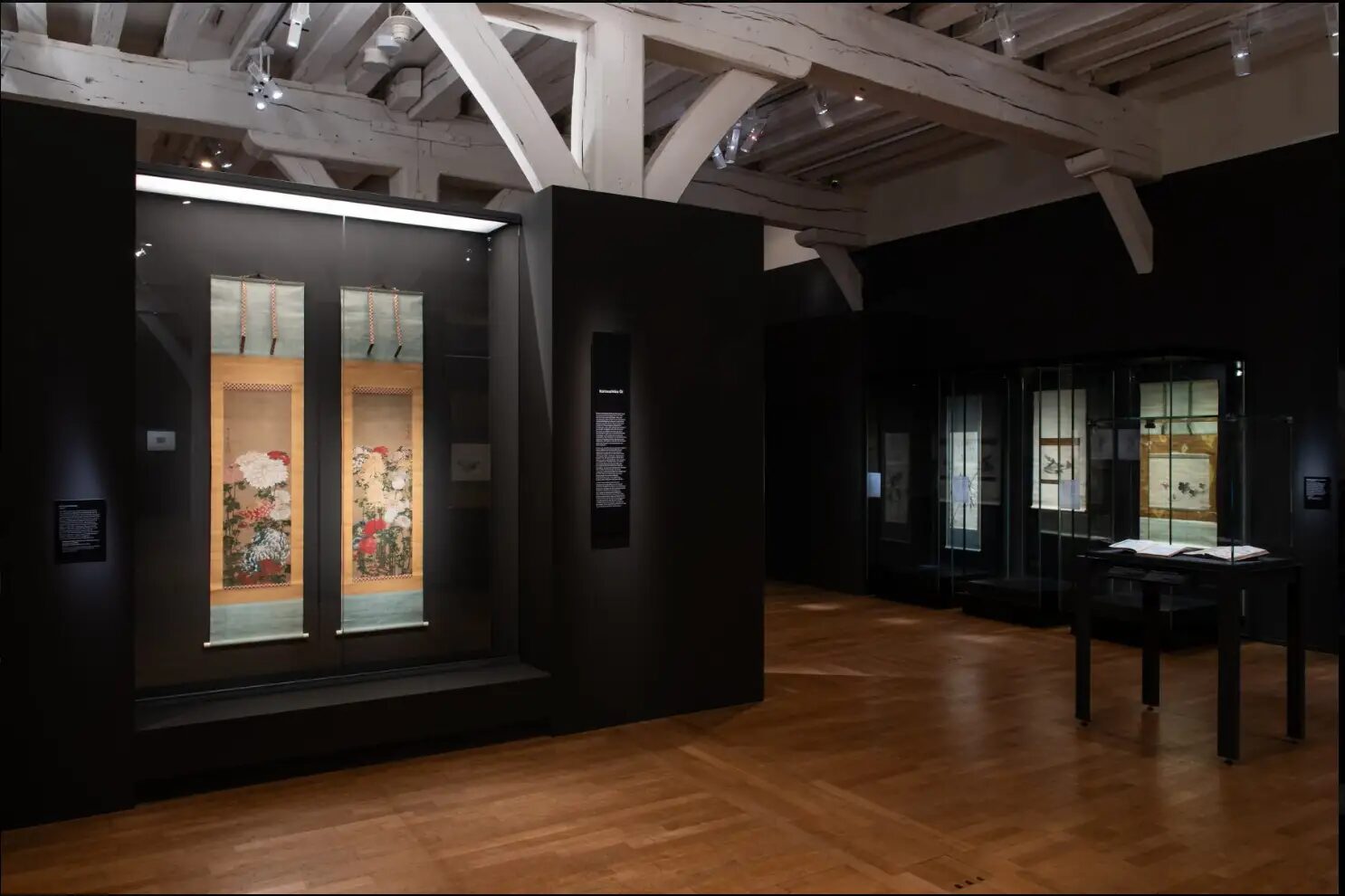 掛軸作品の展示ケース