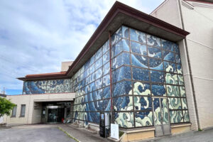 北斎館50周年記念 巨大浪図ラッピングを公開